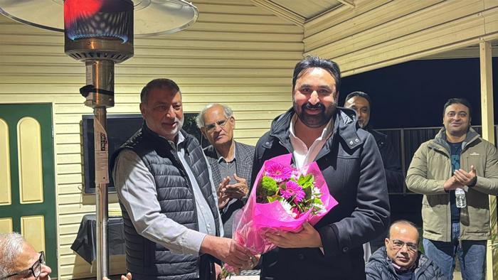 A person holding a bouquet of flowers

AI-generated content may be incorrect.