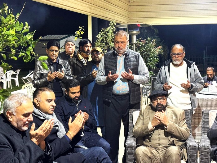 A group of people standing together

AI-generated content may be incorrect.