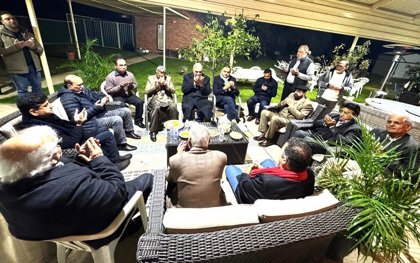 A group of people sitting in chairs

AI-generated content may be incorrect.