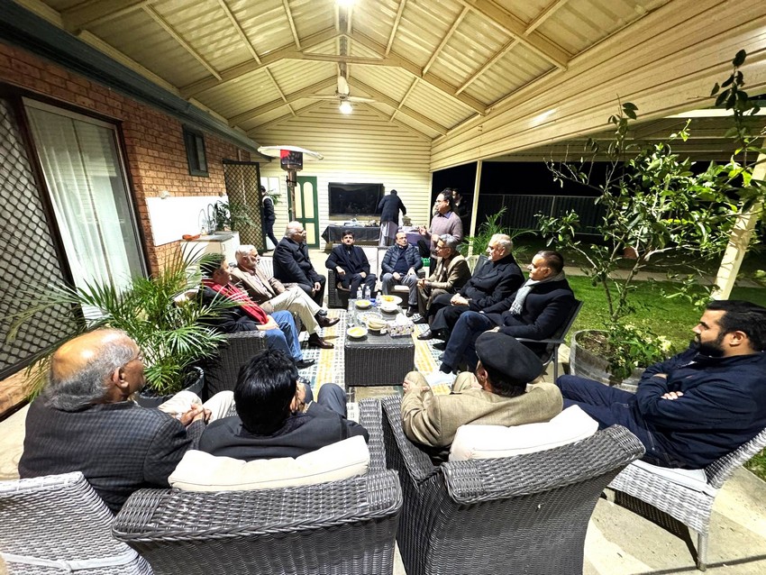 A group of people sitting in chairs

AI-generated content may be incorrect.